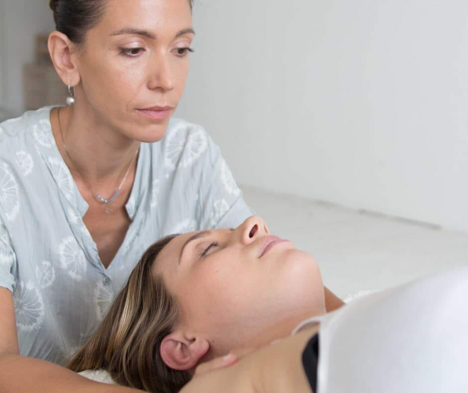 Девушка на приёме остеопата