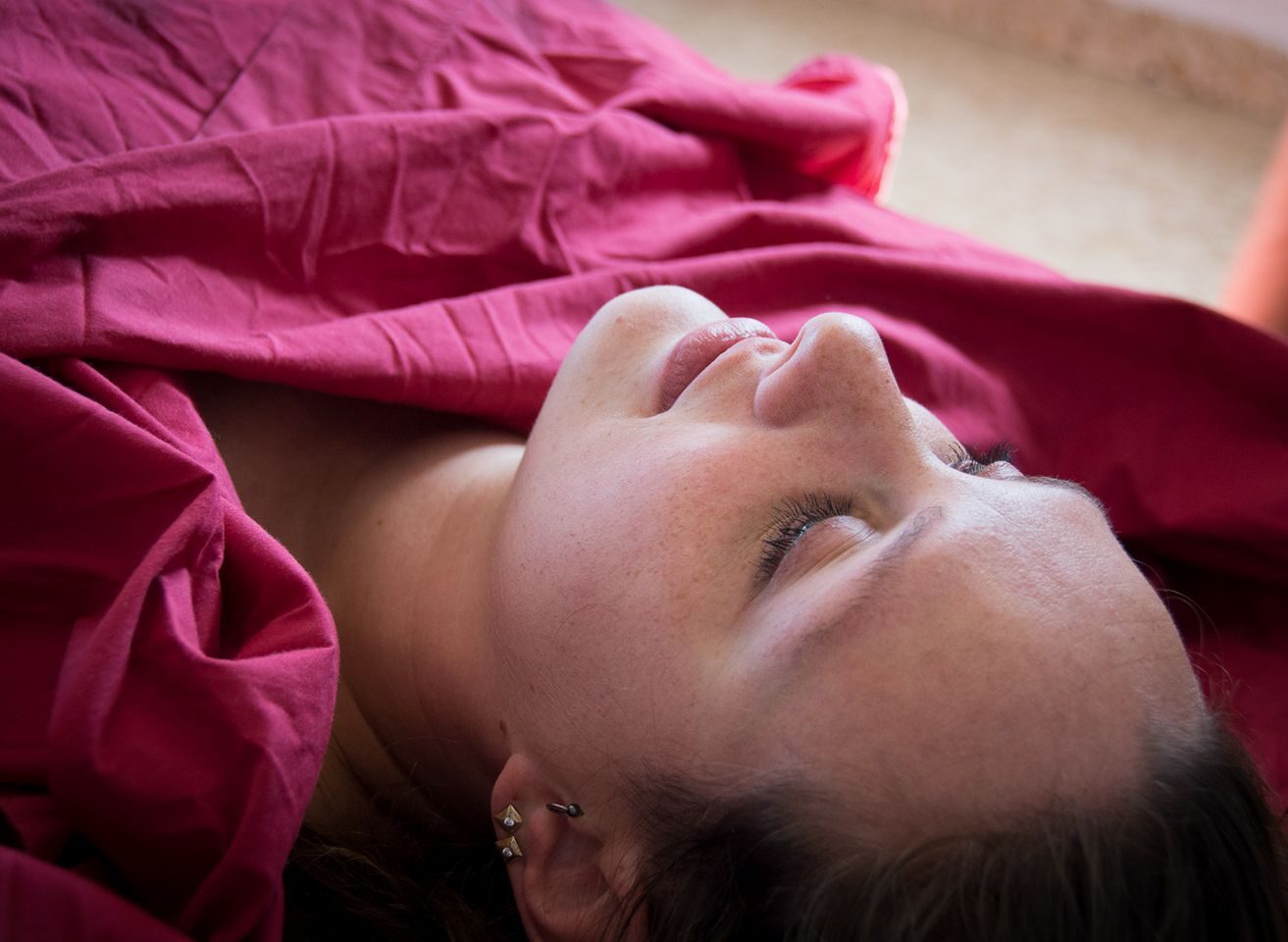 Девушка лежит на приёме