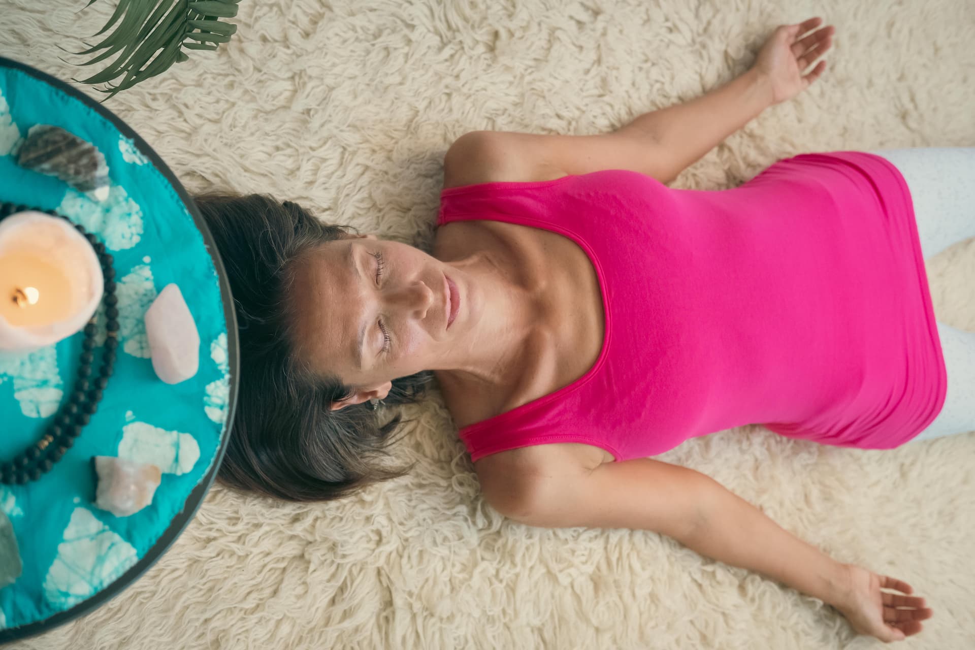 Девушка релаксирует лежа на ковре