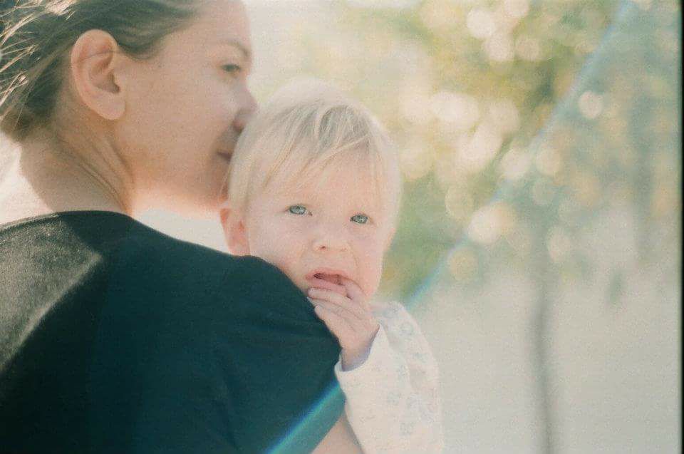 Молодая мама с малышом