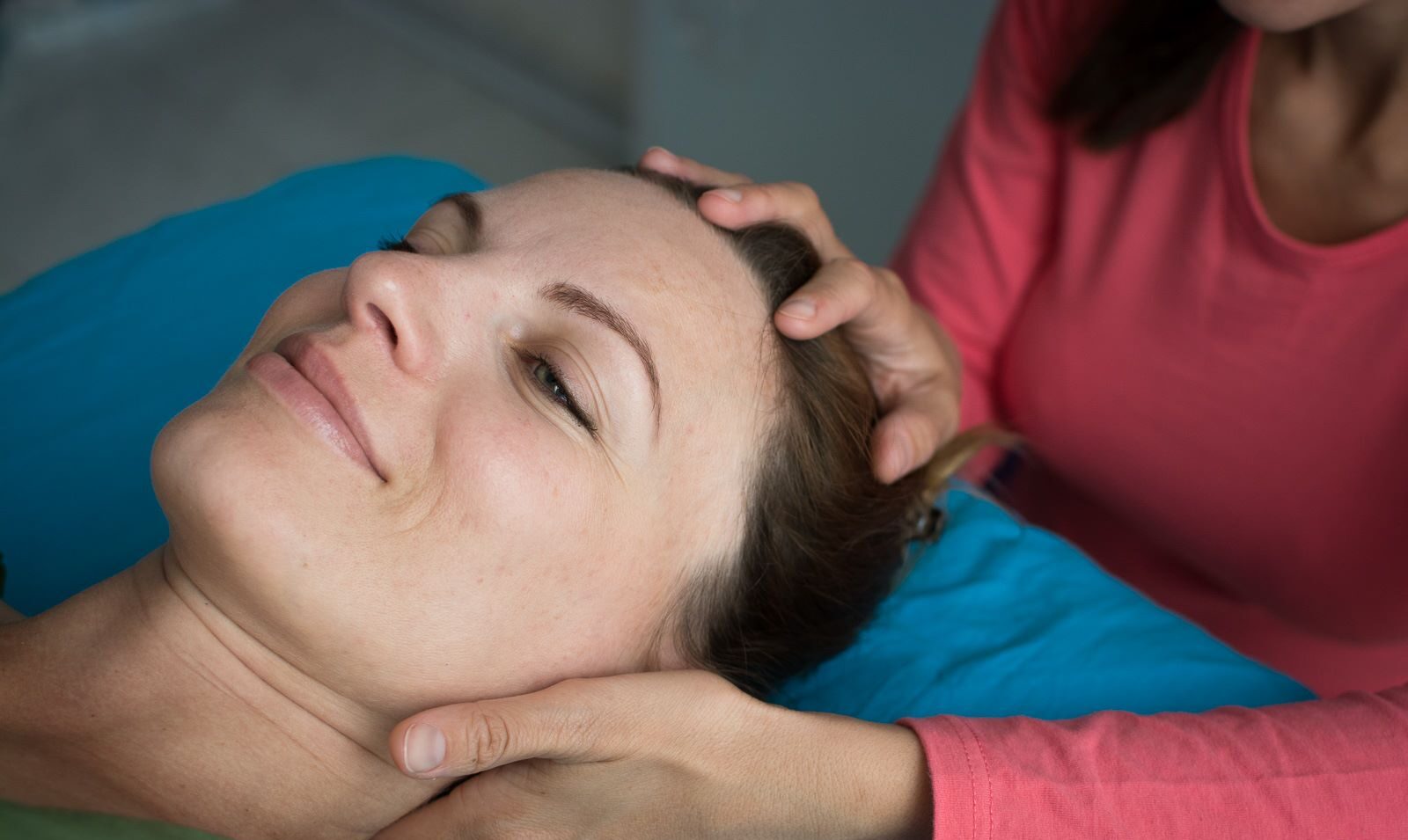 Девушка на приеме остеопата